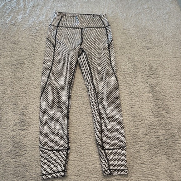 Lululemon In Movement Tight Monochromic Black Geometric Everlux Sz 6 inseam 25" - Picture 2 of 5